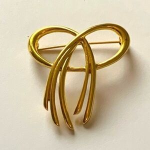 low start Vintage Goldtone trifari ribbon brooch
